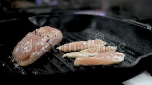 在烤盘上煮鸡排健康食品视频的预览图