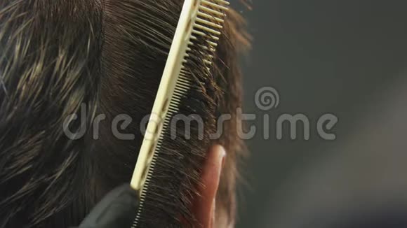 理发师用把剪刀剪湿了客户的头发视频的预览图