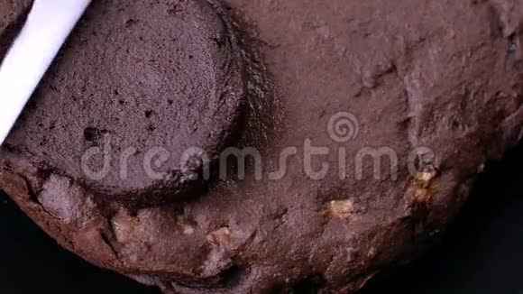 烹饪巧克力蛋糕和奶油烘焙甜点在厨房的近景视频的预览图