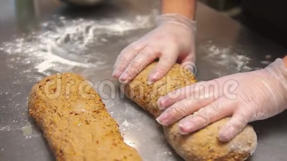 厨师戴着清晰的手套在餐厅的厨房里用面包烤制面团视频的预览图