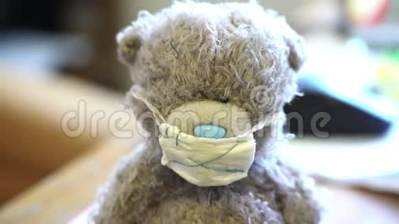 带医用口罩的玩具泰迪熊病毒流感感染防护潘伟迪恐慌视频的预览图