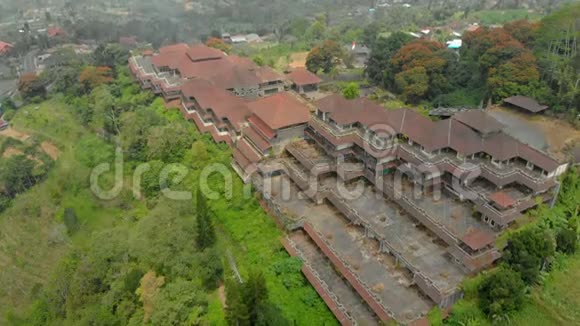 在贝杜古尔废弃的神秘旅馆的空中拍摄印度尼西亚巴厘岛巴厘旅行概念视频的预览图