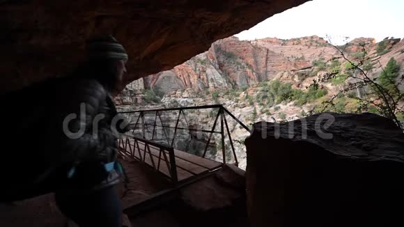 背包族女子穿越沙漠大桥远离镜头视频的预览图