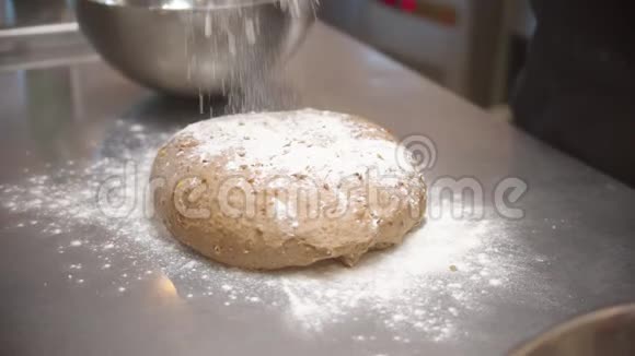 厨师在餐厅厨房为面包烘焙面团视频的预览图