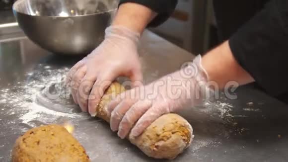 厨师戴着清晰的手套在餐厅的厨房里烤面包视频的预览图