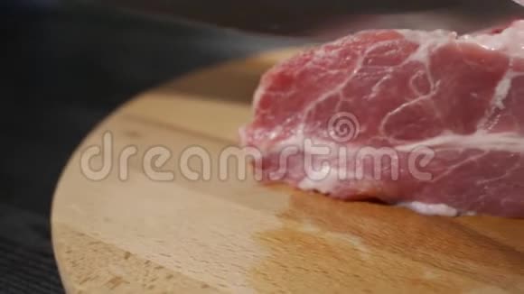 厨师在木板上切肉视频的预览图