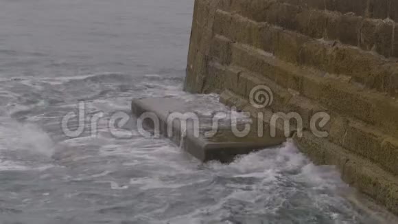 水在石柱上拍打视频的预览图