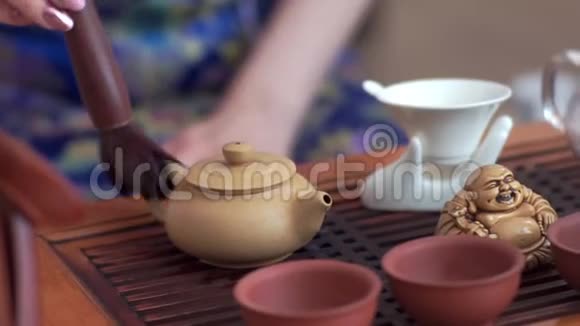 小水壶用专用茶刷擦拭中国茶道仪式视频的预览图