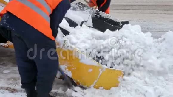 配备铲子和专门设备的贴身工作人员清除街道上的积雪视频的预览图
