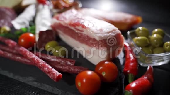 餐厅的肉盘火腿腊肠黑石托盘上的培根视频的预览图