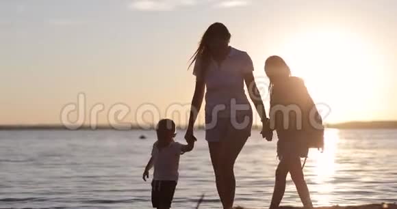 妈妈和孩子们从海滩回家视频的预览图