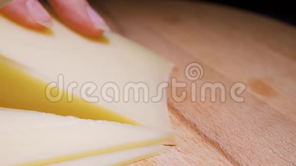 女厨师或家庭主妇用刀子切奶酪动作缓慢视频的预览图