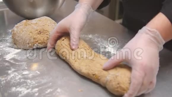 厨师戴手套在豪华餐厅厨房做面包烤面团视频的预览图