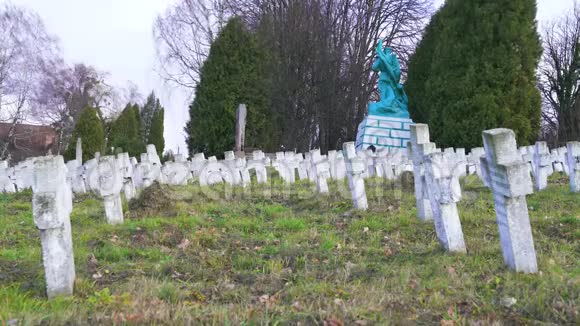秋天的老墓园有基督和纪念碑视频的预览图