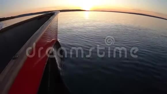 在格鲁吉亚湾的日落中划上一条红色的独木舟视频的预览图