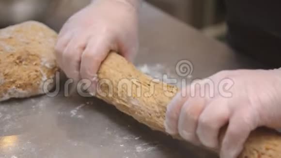 厨师在豪华餐厅厨房为面包烘焙面团视频的预览图