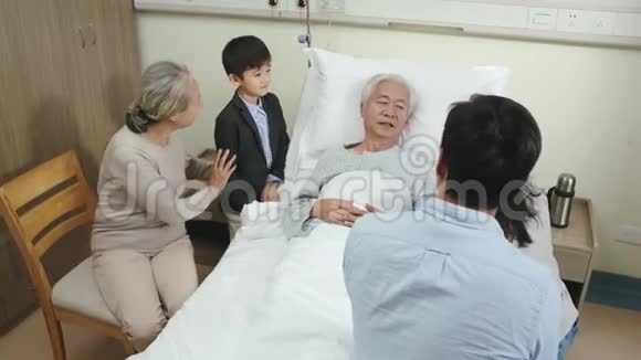 亚洲家庭在医院看望祖父视频的预览图