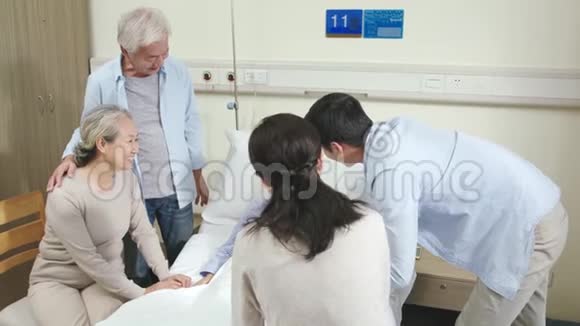 亚洲父母和祖父母探望住院儿童视频的预览图