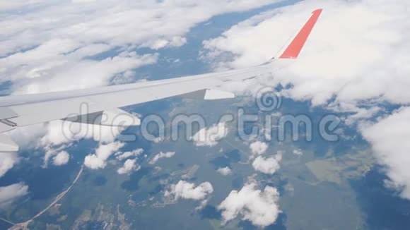 飞机飞行飞行在云层之上的飞机的机翼从平面的窗口查看飞机视频的预览图