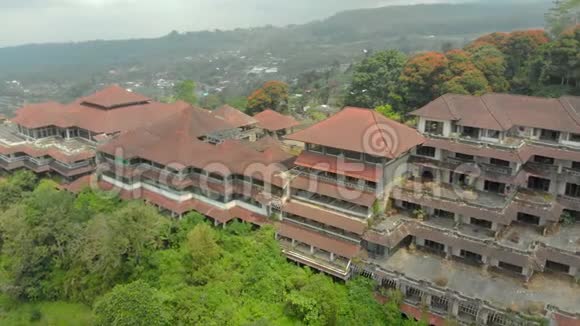在贝杜古尔废弃的神秘旅馆的空中拍摄印度尼西亚巴厘岛巴厘旅行概念视频的预览图
