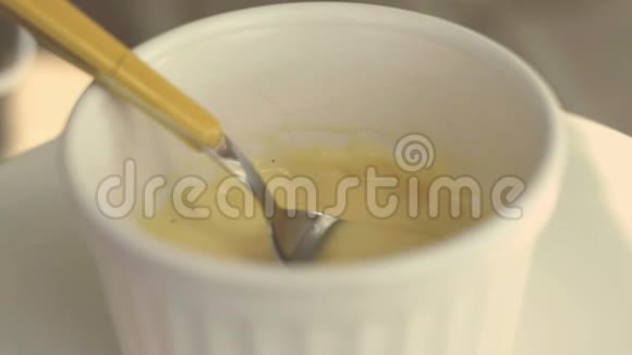 自制蛋黄酱经典蛋黄酱黄背景葡萄酒视频的预览图
