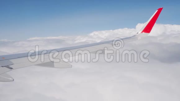 飞机飞行飞行在云层之上的飞机的机翼从平面的窗口查看飞机视频的预览图