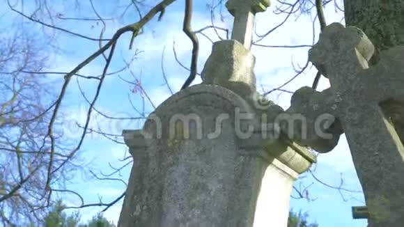 秋天有基督和纪念碑的旧墓地视频的预览图