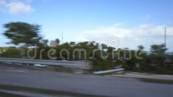 在通往佛罗里达基韦斯特的桥路上通过一辆车的窗户移动风景视频的预览图
