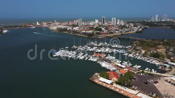 从卡塔赫纳湾的游艇俱乐部俯瞰古老城市的壮丽景色摄像机从左到右移动视频的预览图