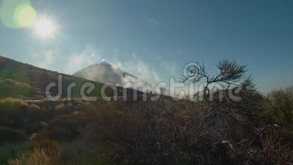 大自然的景象有高地的道路和灿烂的阳光视频的预览图