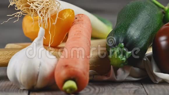静物的各种美味健康的有机蔬菜放在乡村的木桌上焦点从背景转移到视频的预览图
