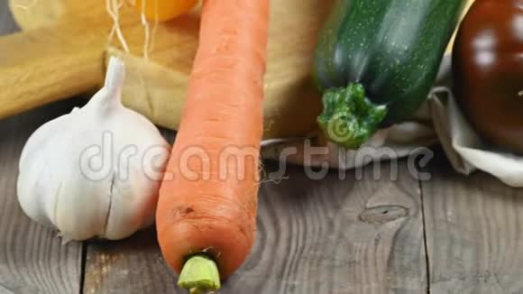 静物的各种美味健康的有机蔬菜放在乡村的木桌上视频的预览图