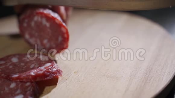 手工专家将帕尔玛调味的意大利腊肠切成薄片用刀细细切片散发出意大利风味和味道视频的预览图