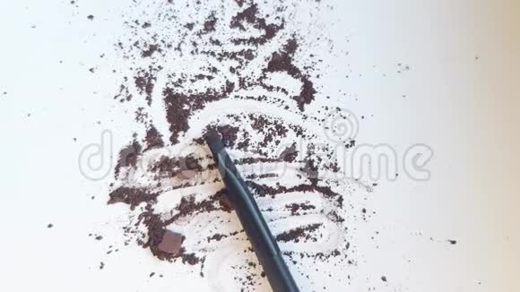 在白色背景上散落的棕色眼影化妆刷的运动在粉末的质地上视频的预览图