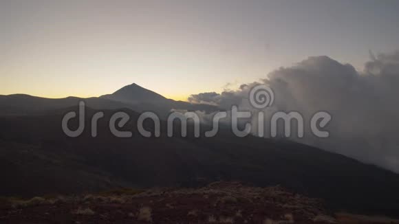 傍晚的风景与群山相邻的云彩特内里夫景视频的预览图