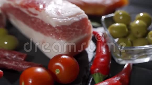 黑石托盘上的熟食肉类火腿腊肠培根和西红柿视频的预览图