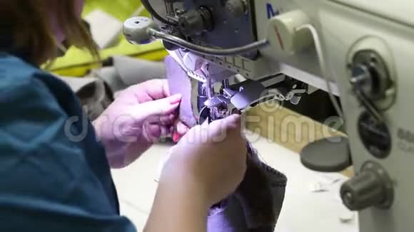 缝纫店的女人缝孩子鞋视频的预览图