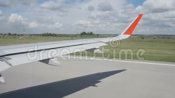 从飞机降落在机场跑道上的视野客机在国际机场飞行后降落跑道视频的预览图