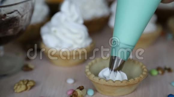 蛋糕篮采用蛋白质奶油面包装饰视频的预览图