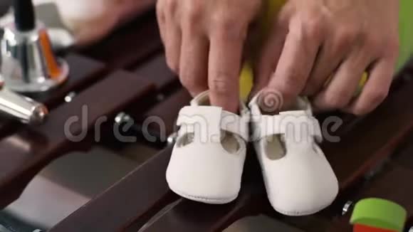 儿童鞋在手里视频的预览图