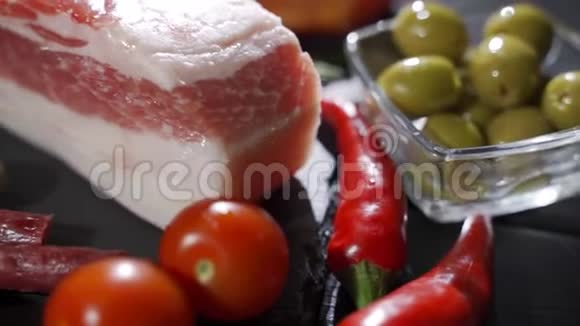 黑石托盘上的熟食肉类火腿腊肠培根和西红柿视频的预览图