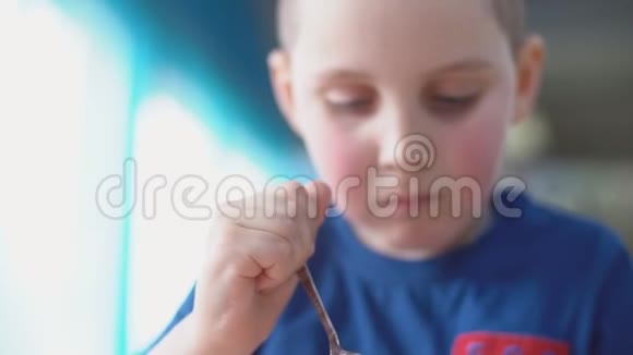 吃甜点的男孩视频的预览图