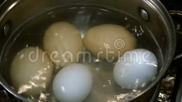 用青葱做春鸡蛋沙拉一步一步鸡卵在平底锅沸水中煮视频的预览图