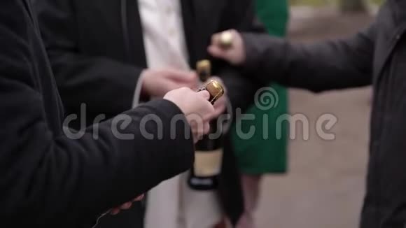男人打开一瓶香槟或起泡葡萄酒视频的预览图