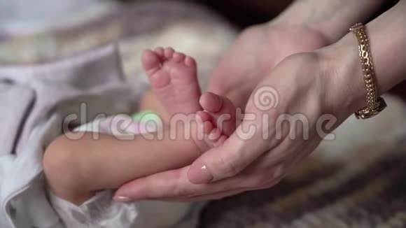 妈妈抱着她新生的婴儿腿视频的预览图