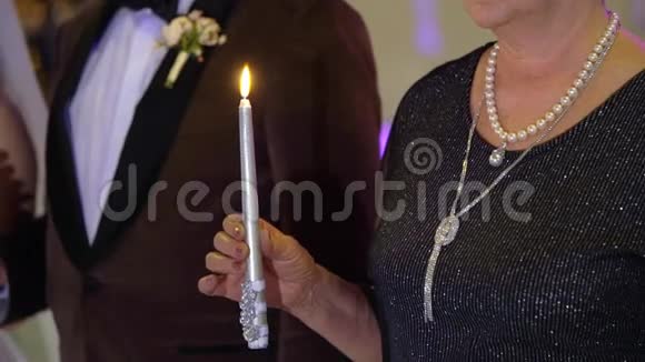 新婚夫妇拿着蜡烛父母用火点着灯视频的预览图