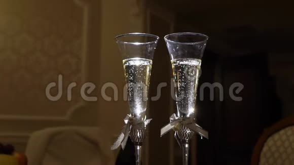 婚礼戒指滴在玻璃上香槟慢动作视频的预览图