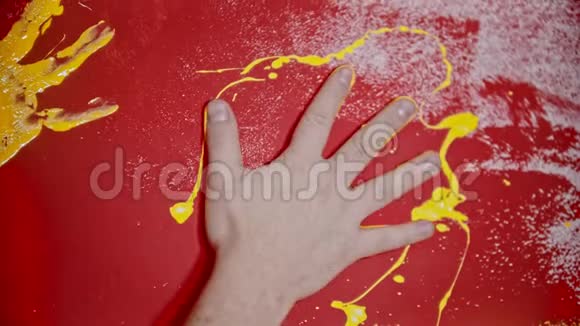 在红墙上印一个黄色的手印视频的预览图