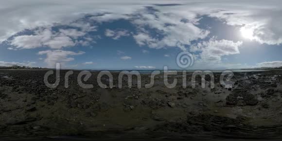 360VR海洋海岸场景与瑞安航空飞机下降兰萨罗特视频的预览图