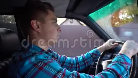 一个愤怒的年轻人白天开车司机侧视视频的预览图